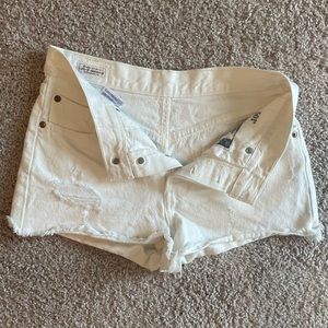 White Levi’s 501 cut off jean shorts